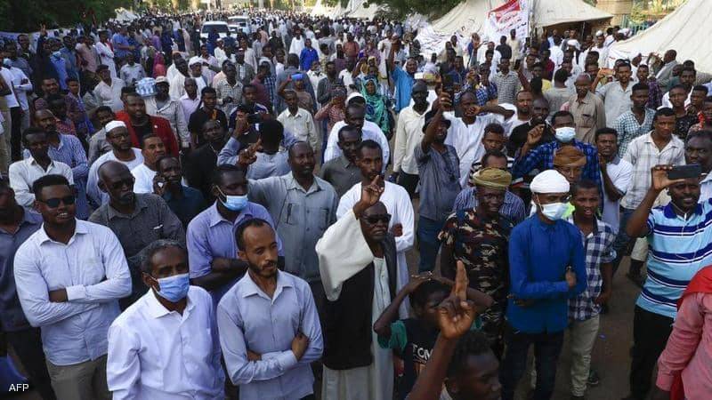 الخرطوم تشتعل.. إطلاق غاز واحتجاجات وجلسة للحكومة