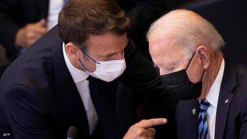 بايدن وماكرون يبحثان هاتفيا تعزيز الدفاع في أوروبا
