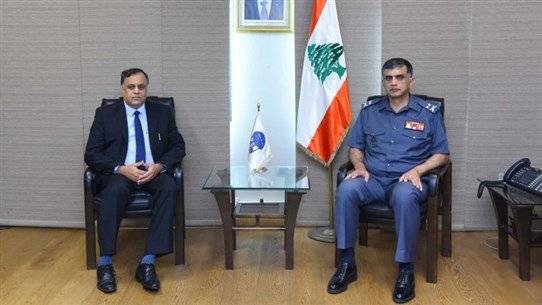 اللواء عثمان يعرض  الأوضاع مع سفير الهند
