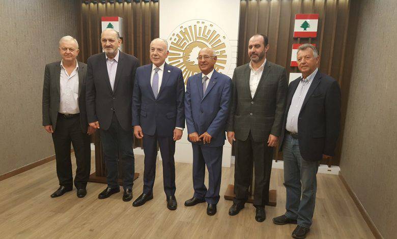 دبوسي يلتقي وفداً من غرفتي 