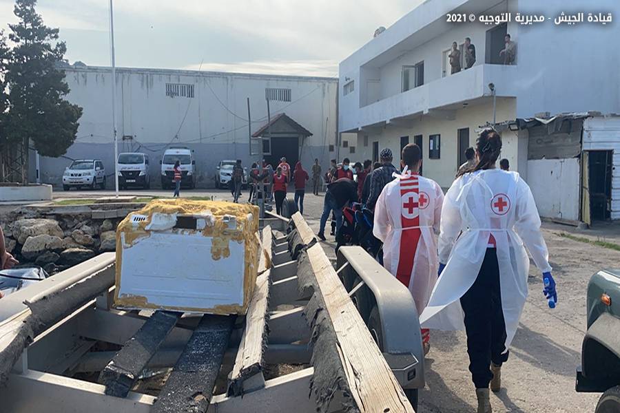 بالصور.. الجيش يحبط محاولات تهريب أشخاص عبر البحر