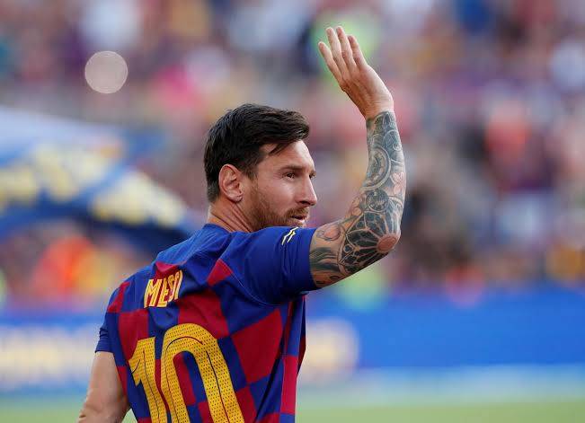 ميسي يتمنّى العودة إلى برشلونة