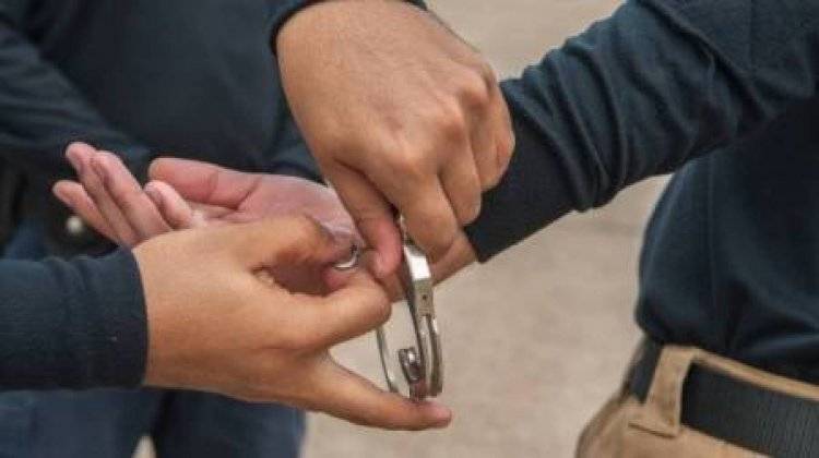 يسرق سيارات حديثة الصنع ويهربها إلى سوريا!