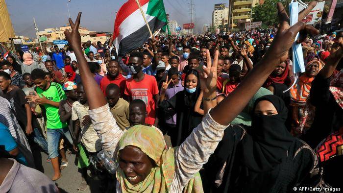 الشرطة السودانية: لم نستخدم أسلحة نارية فى تعاملها مع المتظاهرين