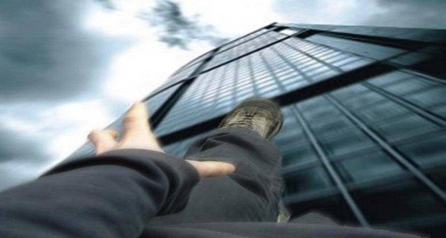 مصرع طفلة وجرح شقيقها إثر سقوطهما من مبنى
