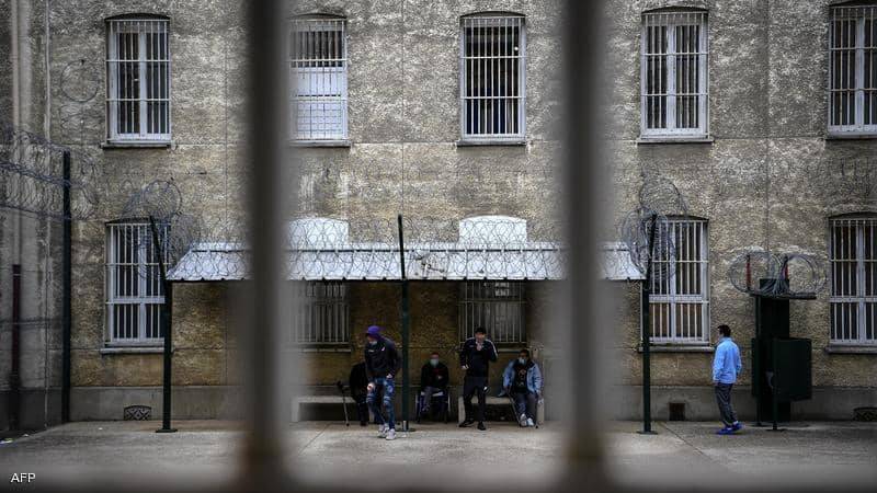 بعد أن ثقبت الجدار وتدلت منه.. إحباط هروب نزيلة من سجن فرنسي