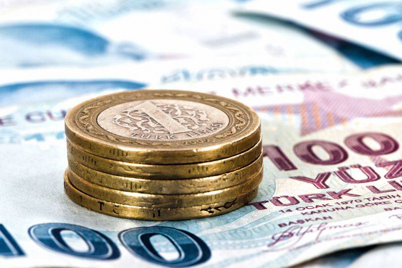 الليرة التركية تتراجع لأدنى مستوى لها مقابل الدولار