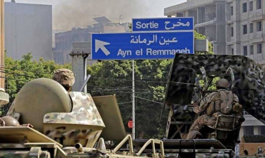 وقفة لأهالي عين الرمانة قرب المحكمة العسكرية