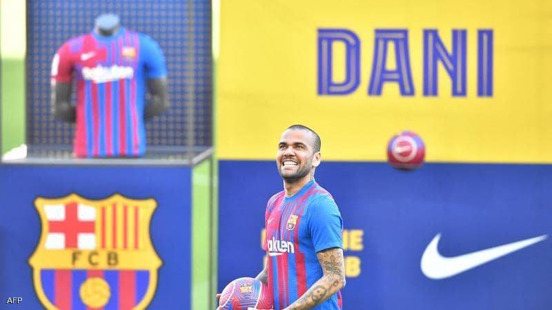 برشلونة يقدم داني ألفيش 