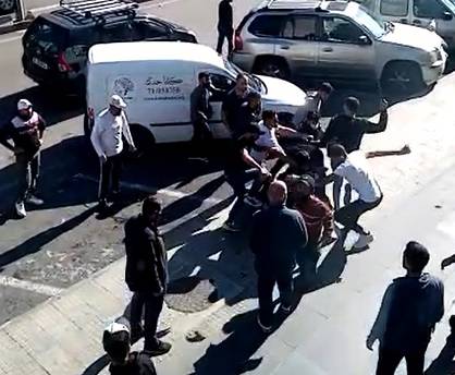 بالفيديو.. اشكال وتضارب أمام مركز تجاري في صيدا يوقع جريحين