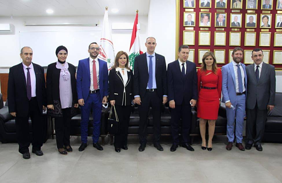 زيادة في مقر نقابة أطباء الأسنان مهنئاً