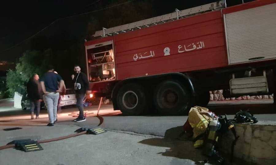حريق سيارتين داخل مبنى سكني