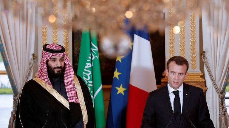 ولي العهد السعودي يستقبل ماكرون