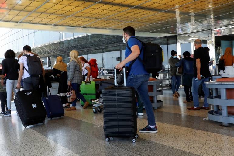 لبنانيون ينشدون الفرار خارج 