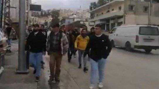 محتجون يقفلون محال صيرفة