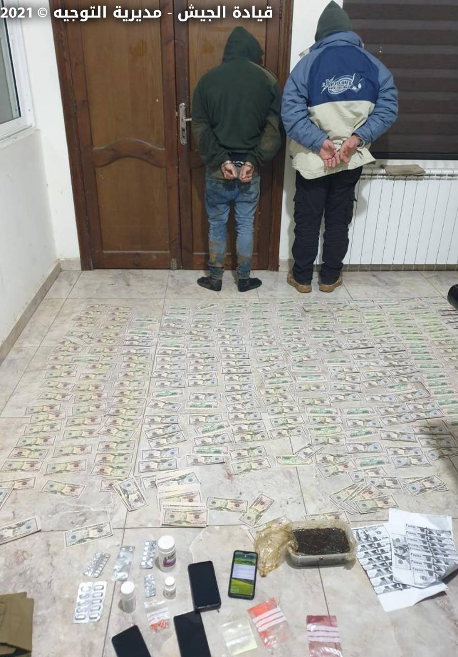 مروجا مخدرات وعملات مزيفة في قبضة 