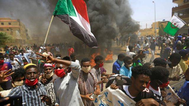 احتجاجات أمام القصر الرئاسي في الخرطوم