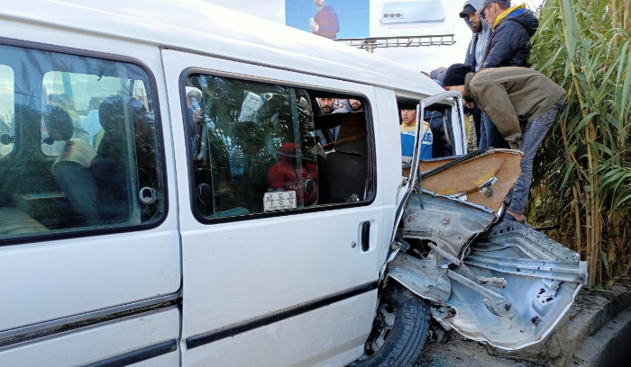 3 جرحى بارتطام حافلة لنقل الركاب بحائط على طريق عام بحنين