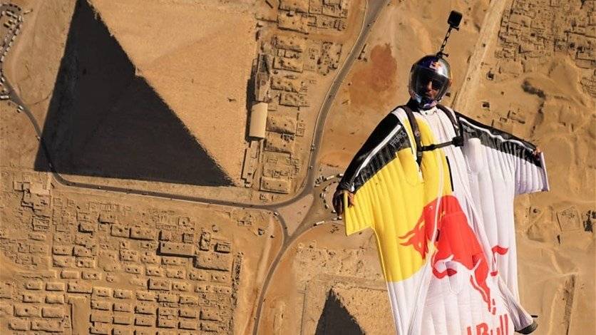 للمرّة الأولى..مظلي فرنسي يُحلّق فوق الأهرامات ويُلامس 