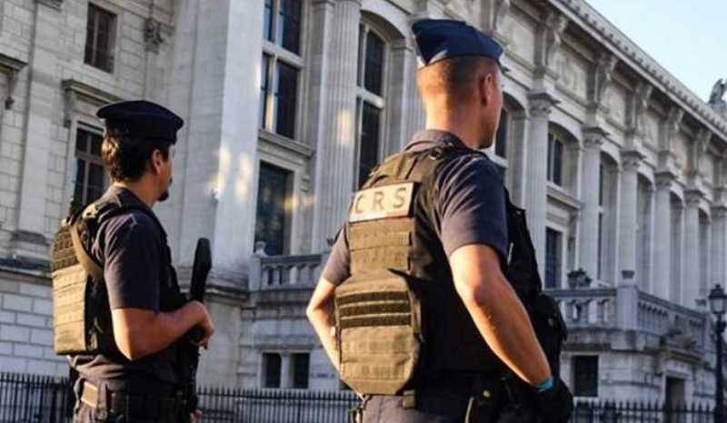 مسلح يحتجز رهينتين في باريس