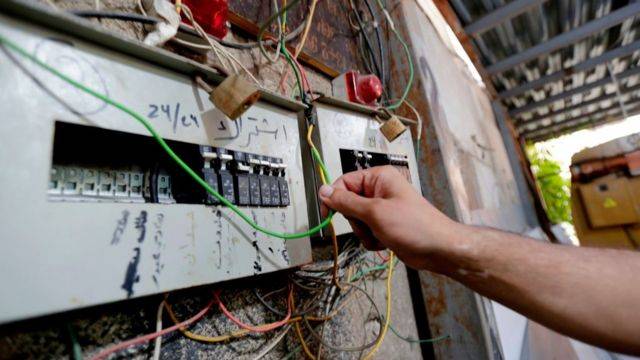 محتجون يدخلون محطة توزيع الكهرباء ..هذا ما حصل