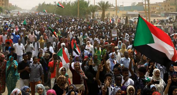 السودان.. مسيرات جديدة نحو القصر الرئاسي تطالب بـ