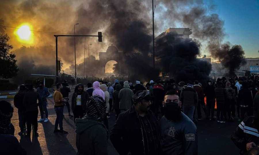 بغداد... متظاهرون يقطعون مدخل المنطقة الخضراء