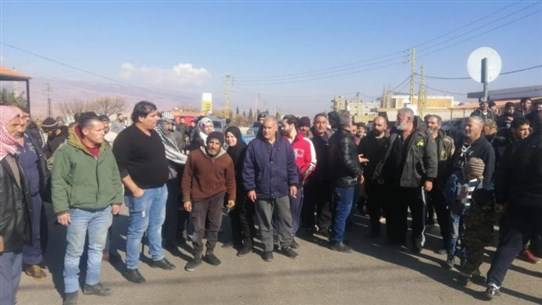 احتجاجاً على انقطاع التيار الكهربائي.. اعتصام وقطع طريق