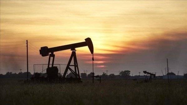 النفط يهبط من ذروته منذ شهر
