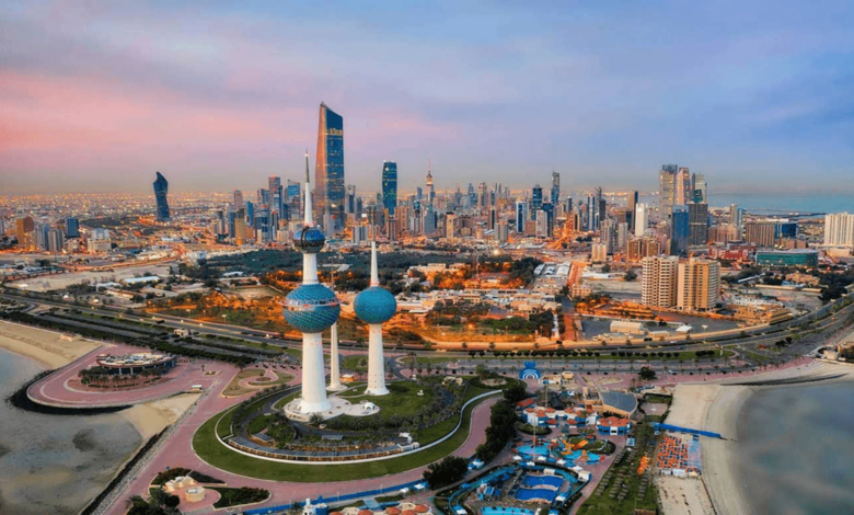 الكويت توقف المناسبات الاجتماعية في الأماكن المغلقة