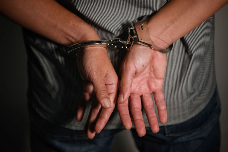 استغل عمله في محطةة محروقات لترويج عملة مزيفة