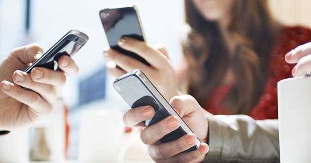 انقطاع وبطء في إنترنت الهواتف المحمولة..ماذا يقول المعنيون؟