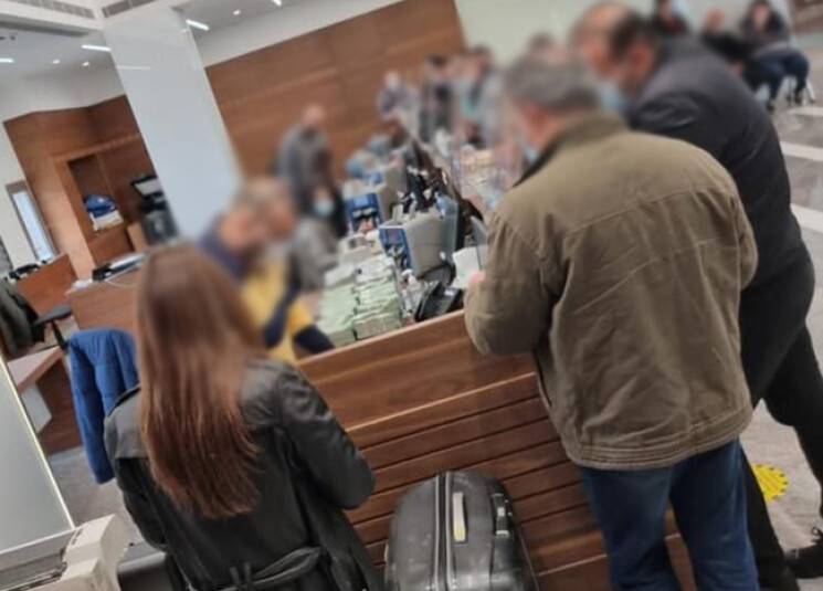 بالصور: لبنانيون بحقائب سفر في البنك لصرف الليرة إلى دولار