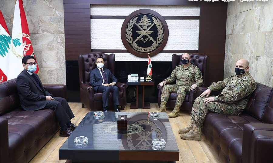 قائد الجيش يستقبل السفير الماليزي