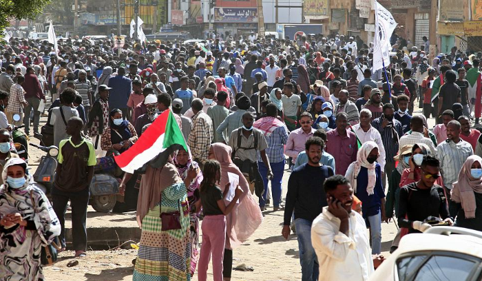 آلاف السودانيين يتظاهرون تكريما لضحايا مناهضي الانقلاب