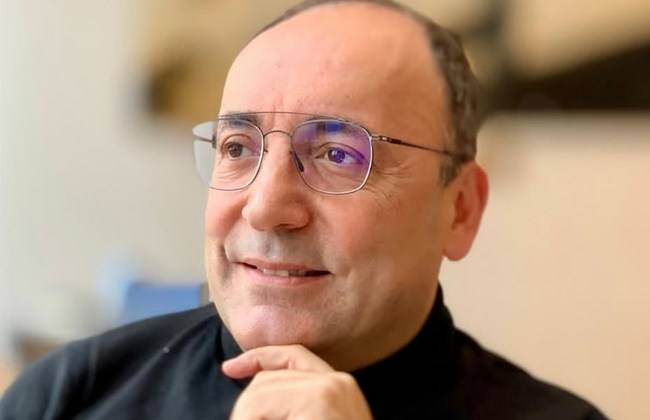 حرب يغرد عن 