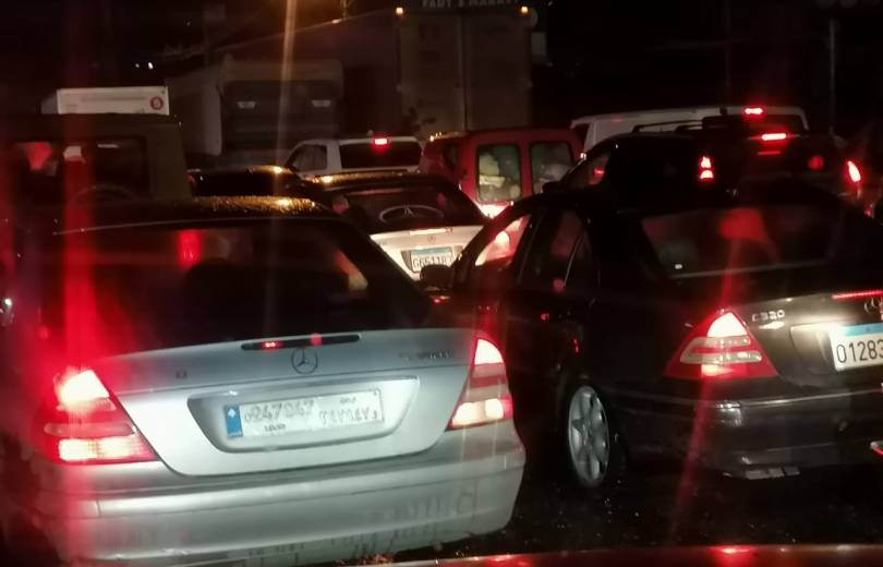 مئات السيارات محتجزة على طريقي ضهر البيدر وترشيش..ومناشدة