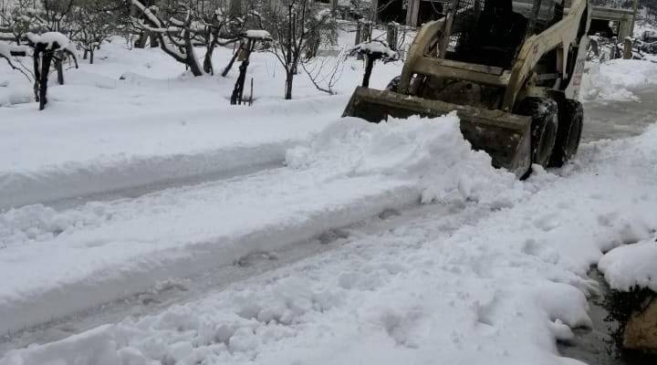 هذه الطرقات الجبليّة مقطوعة بسبب الثلوج