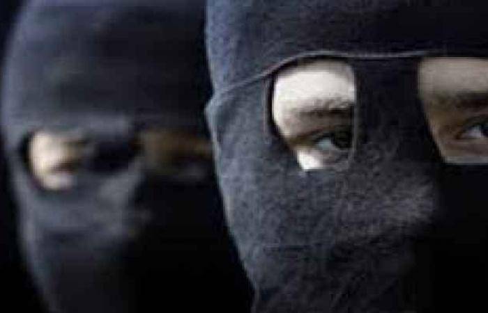 استدرجاه وسلباه بطاريات!