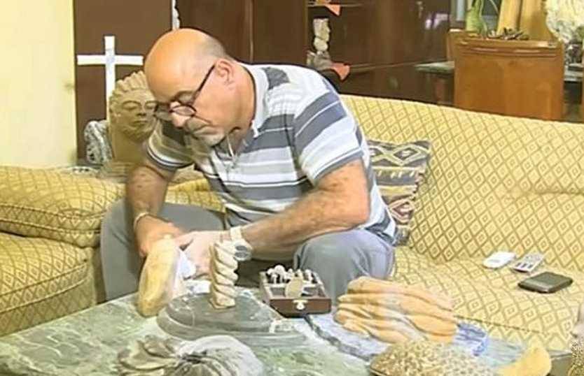 في سلطنة عمان.. نحات لبناني يُنطق الحجر فنا