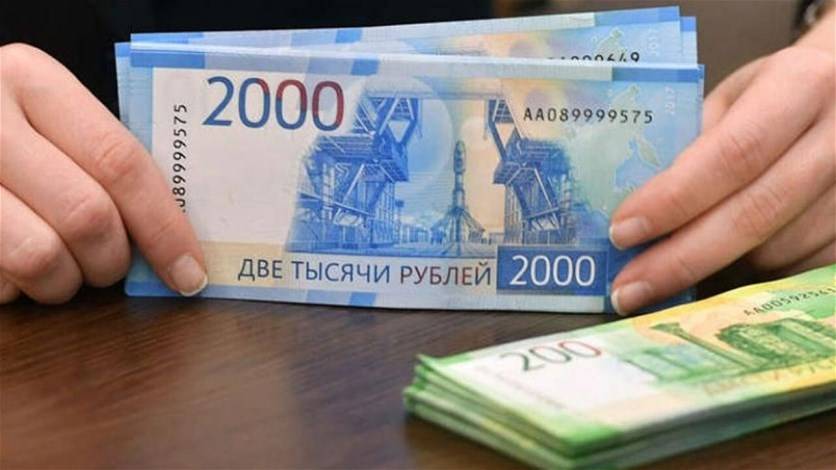 بعد العقوبات الأخيرة..الروبل الروسي ينخفض بنحو 30%