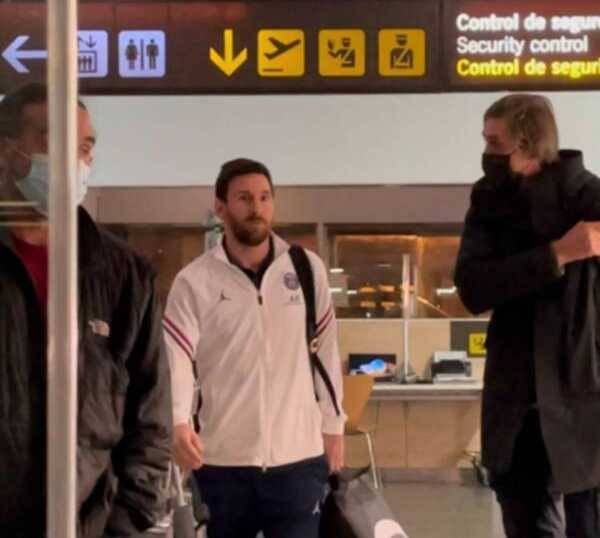 ميسي يعود إلى برشلونة بقميص سان جيرمان!
