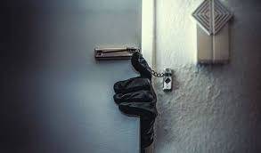 سرقتا منزل جارتهما..إليكم ما حصل!