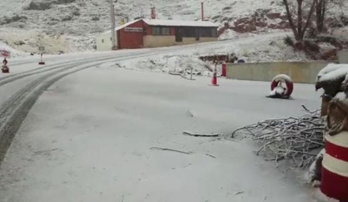طريق ضهر البيدر مقطوعة بسبب انزلاق عدد من المركبات