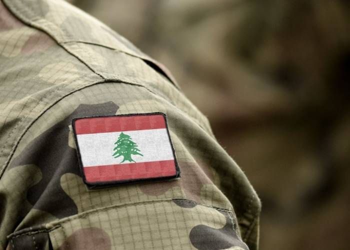 مداهمة منازل مطلوبين في القرعون وضبط مخزن للأسلحة