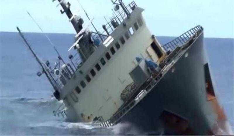 إنقاذ طاقم سفينة لبنانية قبل غرقها!
