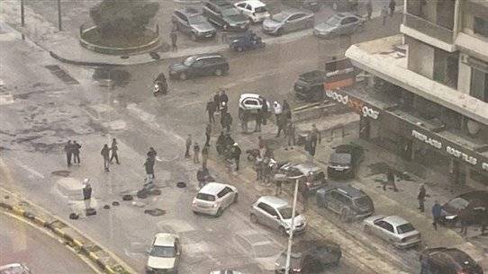 بالصورة: محتجون قطعوا اوتوستراد ميرنا الشالوحي