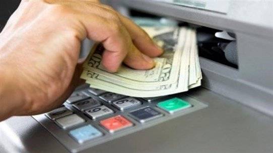 أثناء سحبها دولارات من صرّاف آلي ..سرقها بهذه الطريقة!