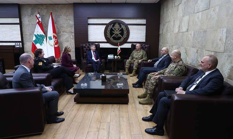 قائد الجيش يبحث مع وفد كنديّ في الأوضاع العامة