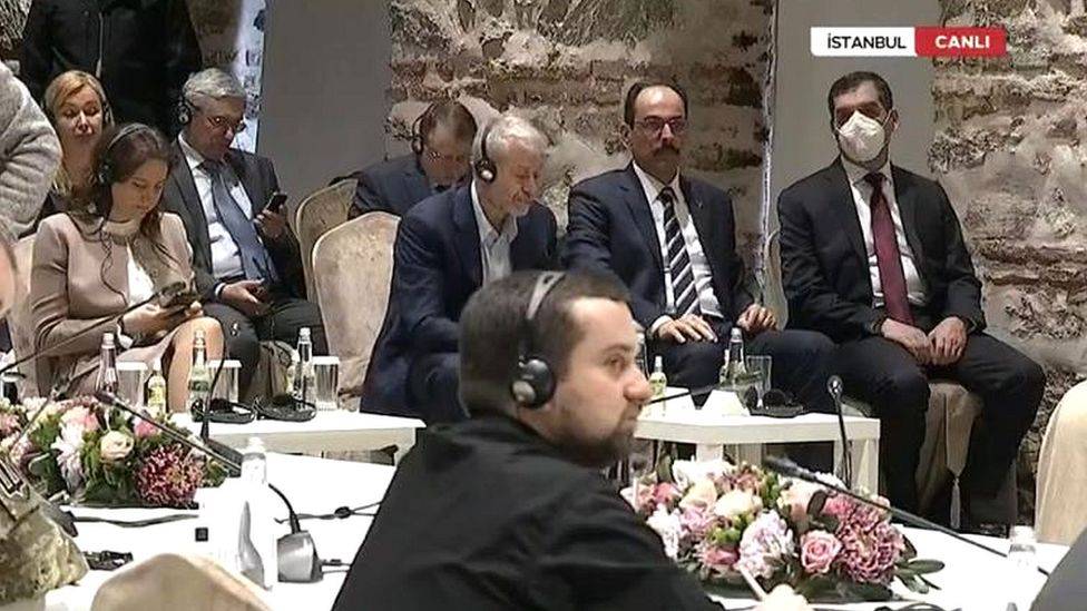 أوكرانيا تحذر مفاوضيها من تناول الطعام والشراب ولمس الأسطح